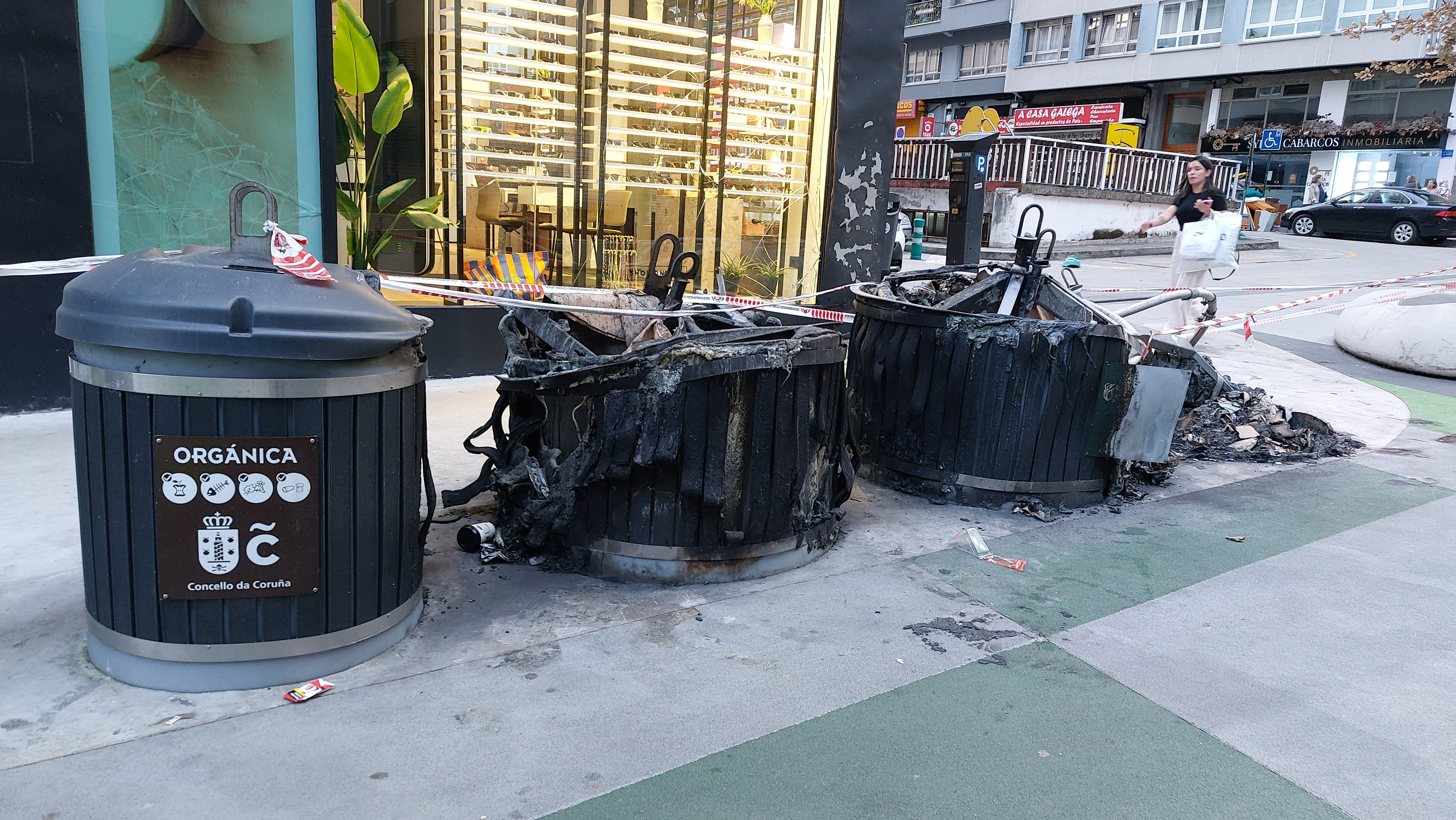 Contenedor quemado en la zona de Cuatro Caminos, en A Coruña