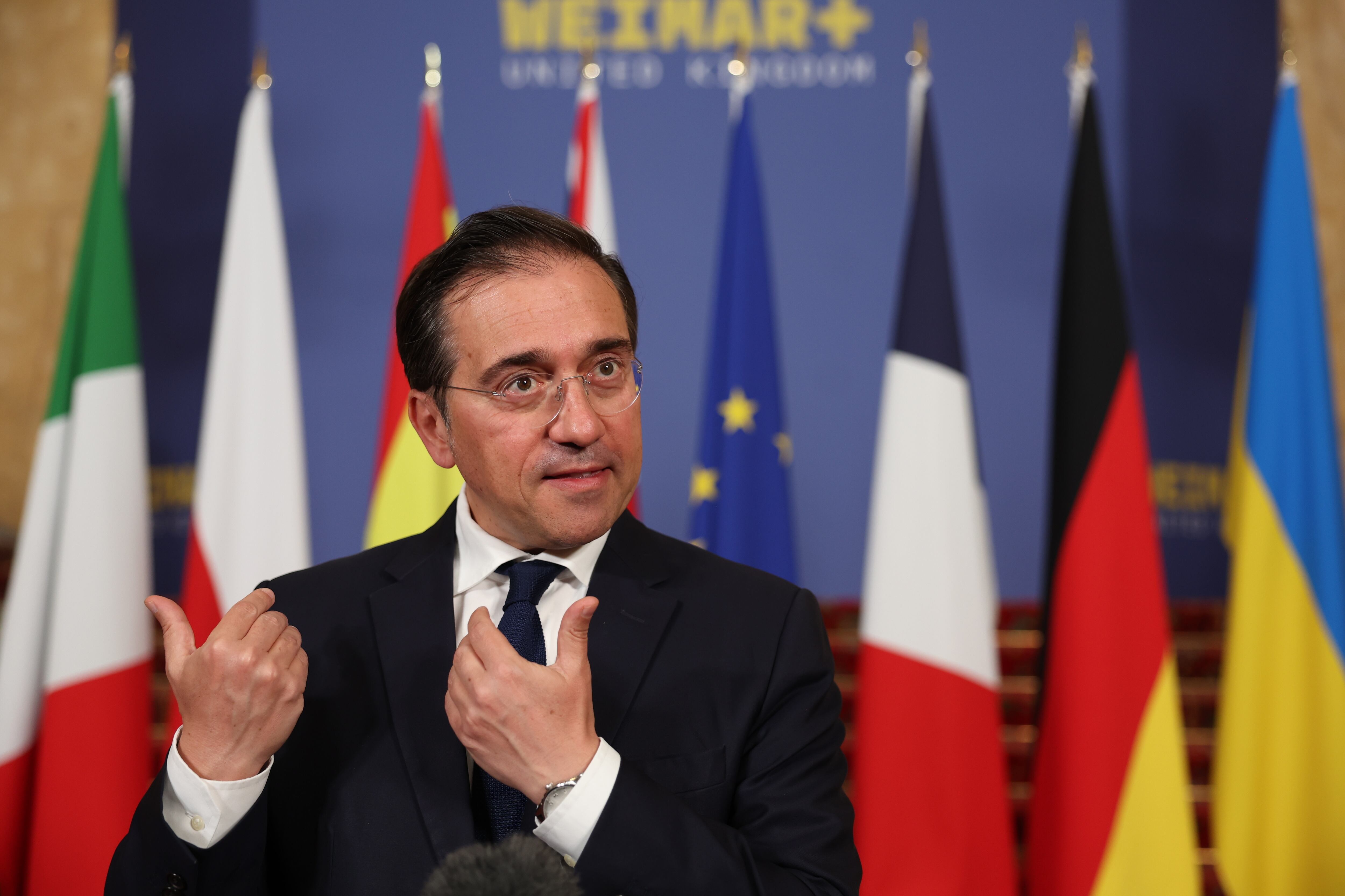 José Manuel Albares habla ante los medios