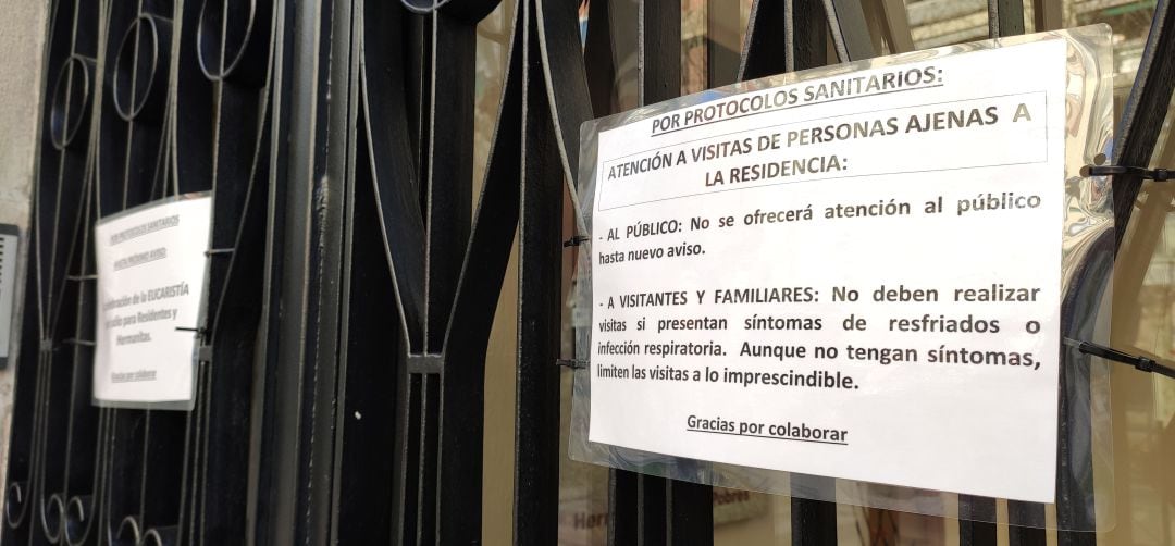 Cartel informativo en relación con el coronavirus en una residencia de mayores en Jaén.