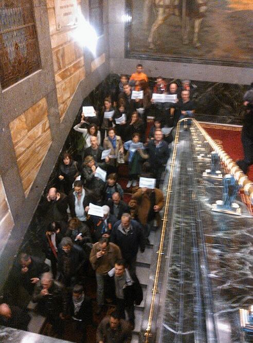 Manifestantes que piden la dimisión del concejal abandonando el pleno del ayuntamiento de Burgos