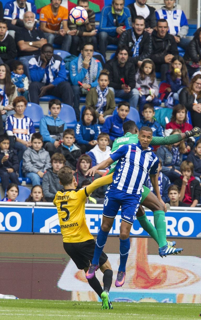 Llorente intenta impedir el gol del Alavés