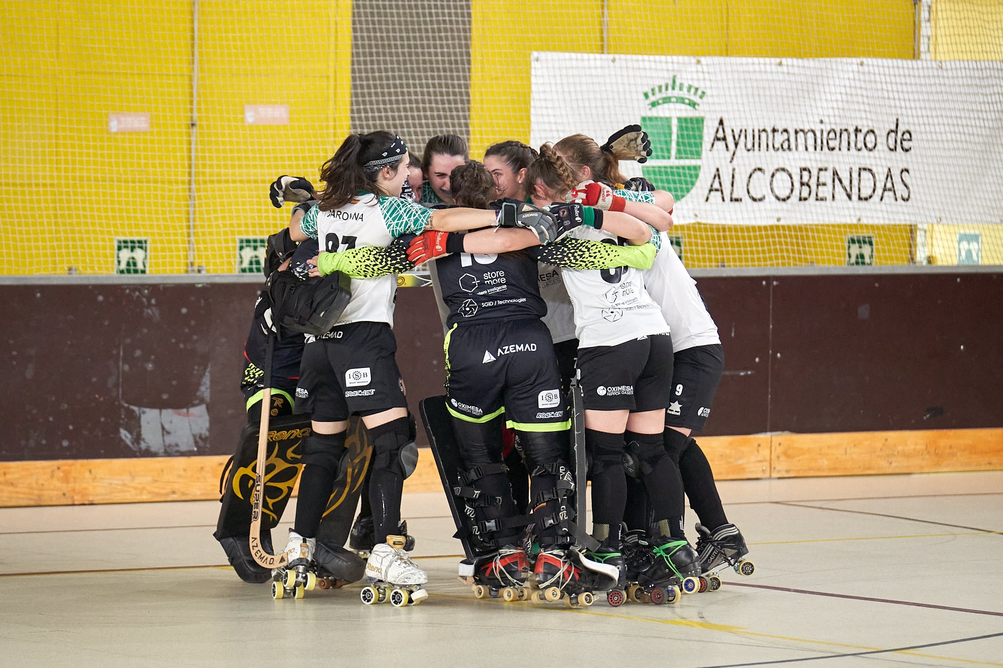 El Patín Alcobendas Femenino celebra el ascenso tras su victoria contra el Rochapea