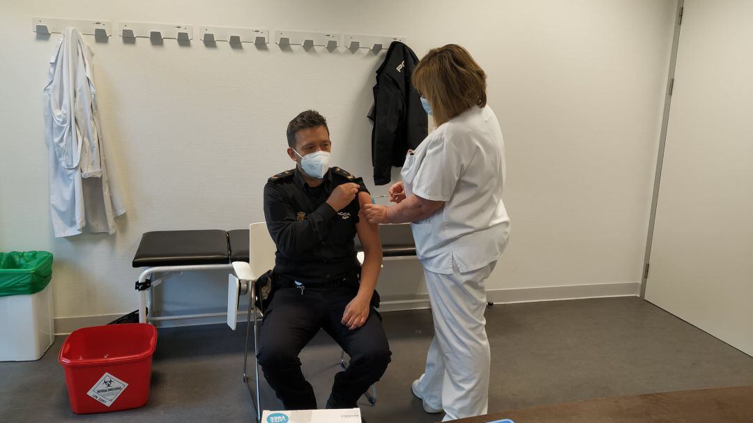 Vacunación a un agente de la policia, esta semana en Vigo.