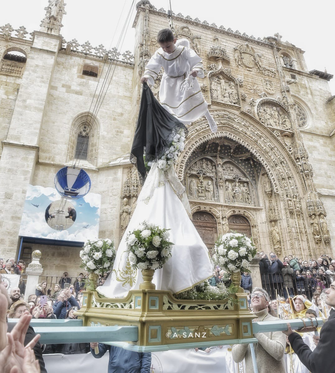 Bajada del Ángel de Aranda 2025, con el niño Hugo Sanz Castrillo