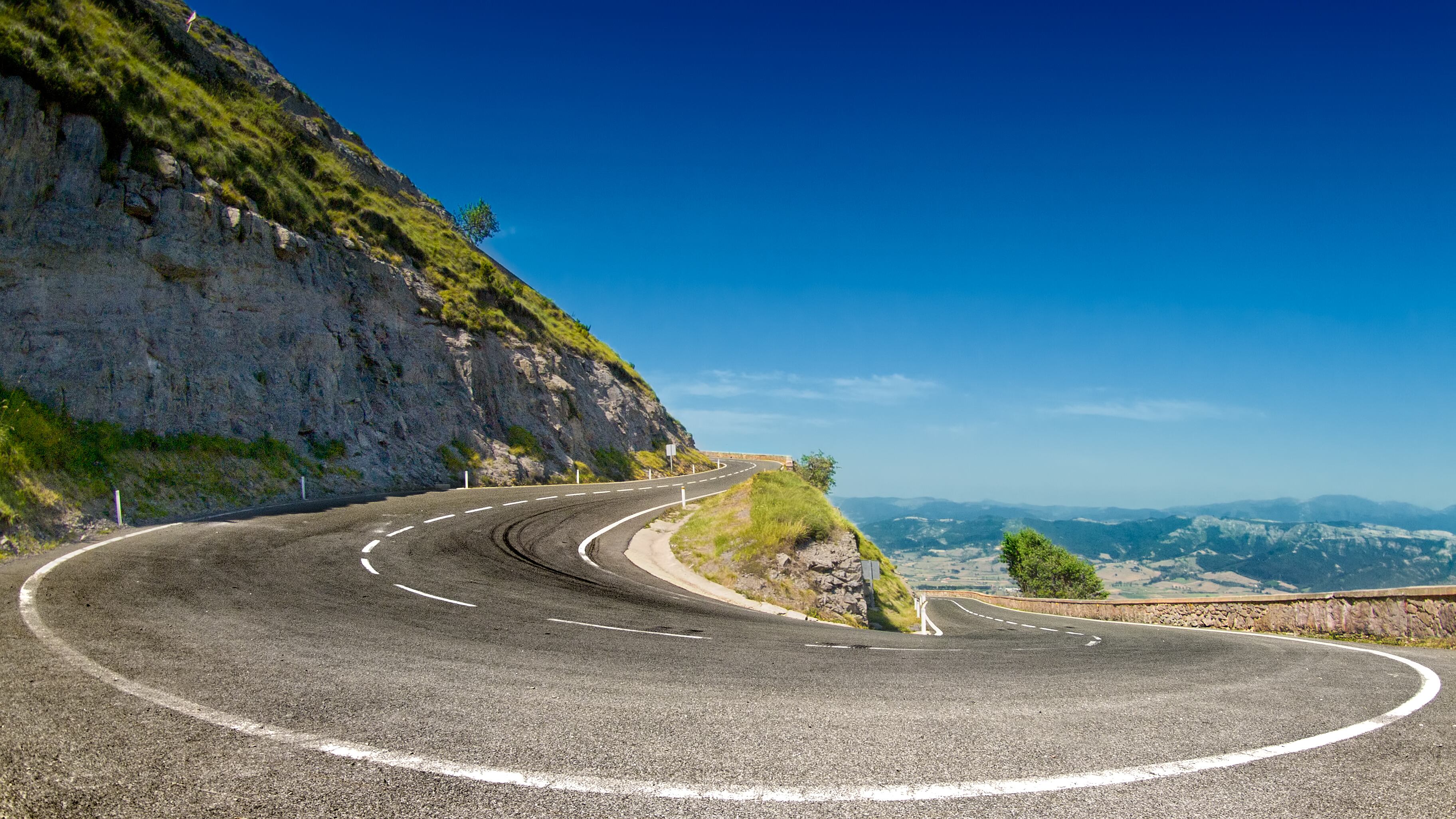 Curva en una carretera de montaña en un día soleado