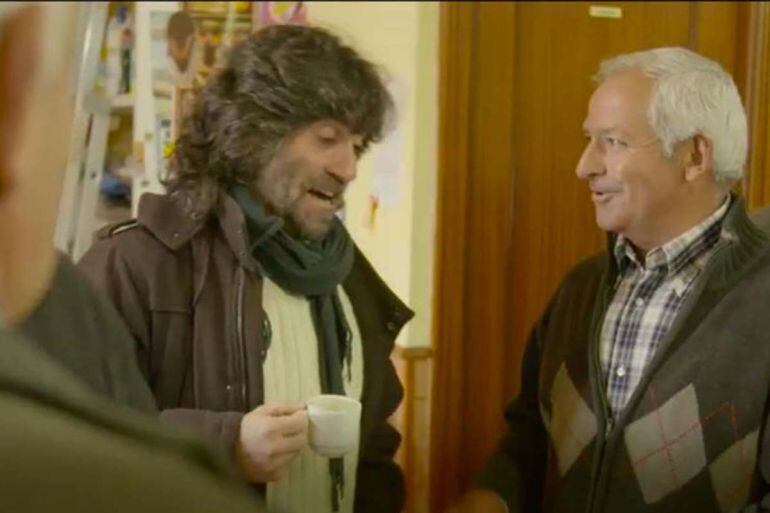 El sacerdote Teo Nieto conversa con un vecino de la comarca alistana