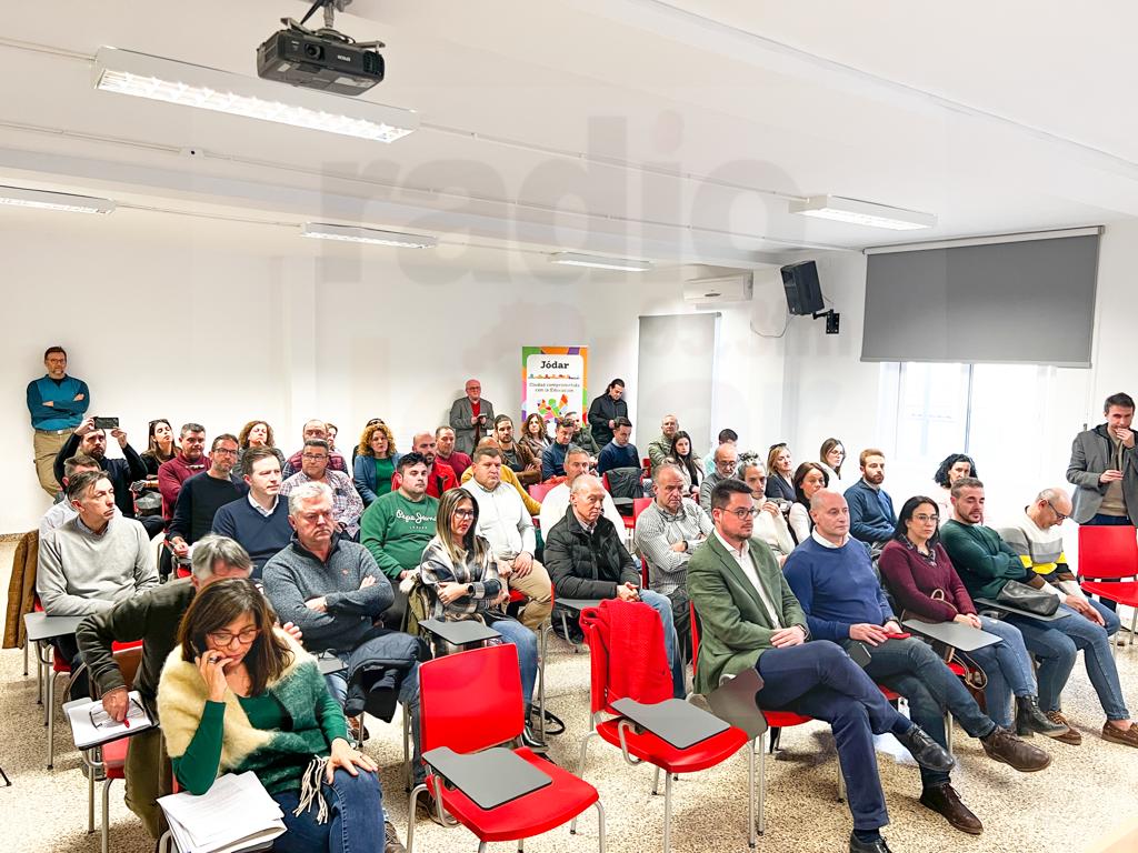 Alcaldes, concejales y empresarios entre el público asistente