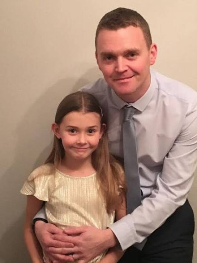 Esta es Chloe y su padre, que han saltado a los medios de comunicación por una carta que escribió la niña al jefe de Google pidiendole trabajo, y la respuesta que le ha dado Sindar Pichari