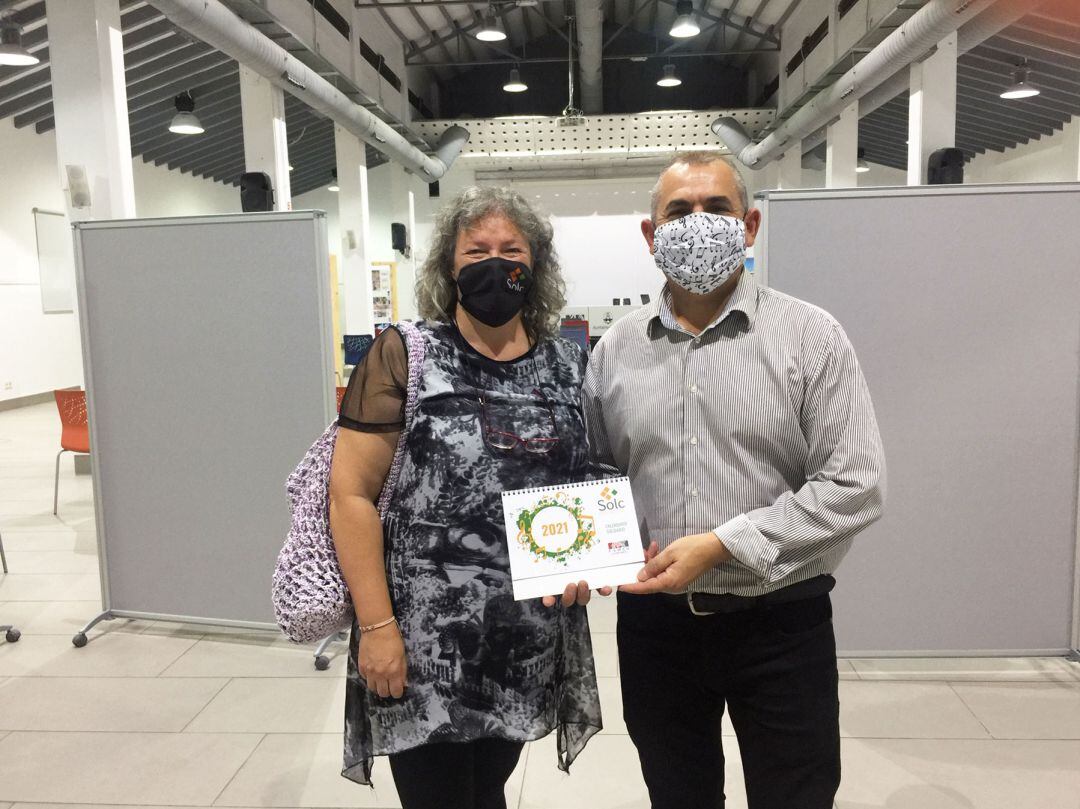 Marcela Ripoll, presidenta de Solc, y José Miguel Pascual, presidente comarcal de L'Alcoià y El Comtat de la FSMCV, con el calendario de 2021