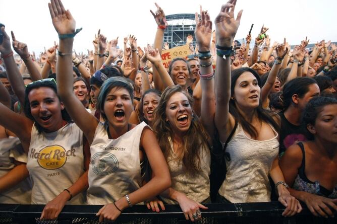 Miles de jóvenes asisten al concierto de Supersubmarina en el escenario Desperados del festival Arenal Sound