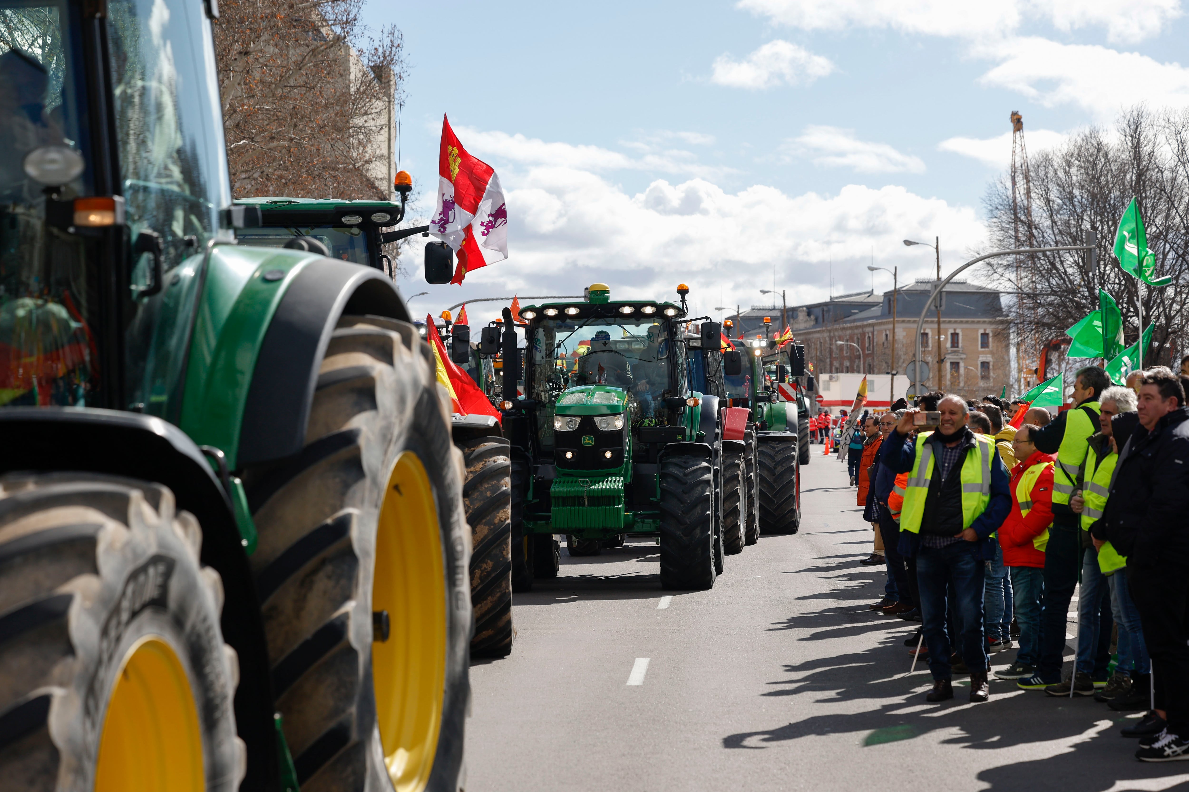 MADRID, 26/02/2024.- Agricultores de varios puntos de España salen a circular con sus tractore al Paseo del Prado hasta el número 46 del Paseo de la Castellana, donde se ubica la Oficina en España del Parlamento Europeo, en Madrid este lunes. España arranca una tercera semana de protestas del campo en un lunes en el que se producirá una cita clave en Bruselas- con el consejo de ministros del ramo que buscará soluciones para aliviar a los productores- y un centenar de tractores y miles de manifestantes que ocupan el centro de Madrid. EFE/ J.J. Guillén
