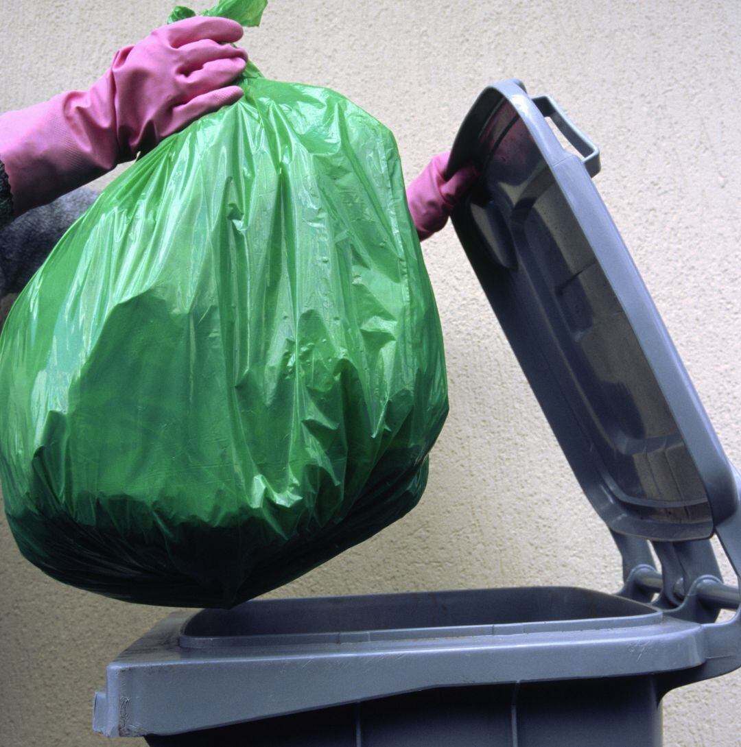 El Ayuntamiento estudia cómo ayudar a recoger la basura de personas que se encuentran aisladas en sus domicilios o no pueden sacarla