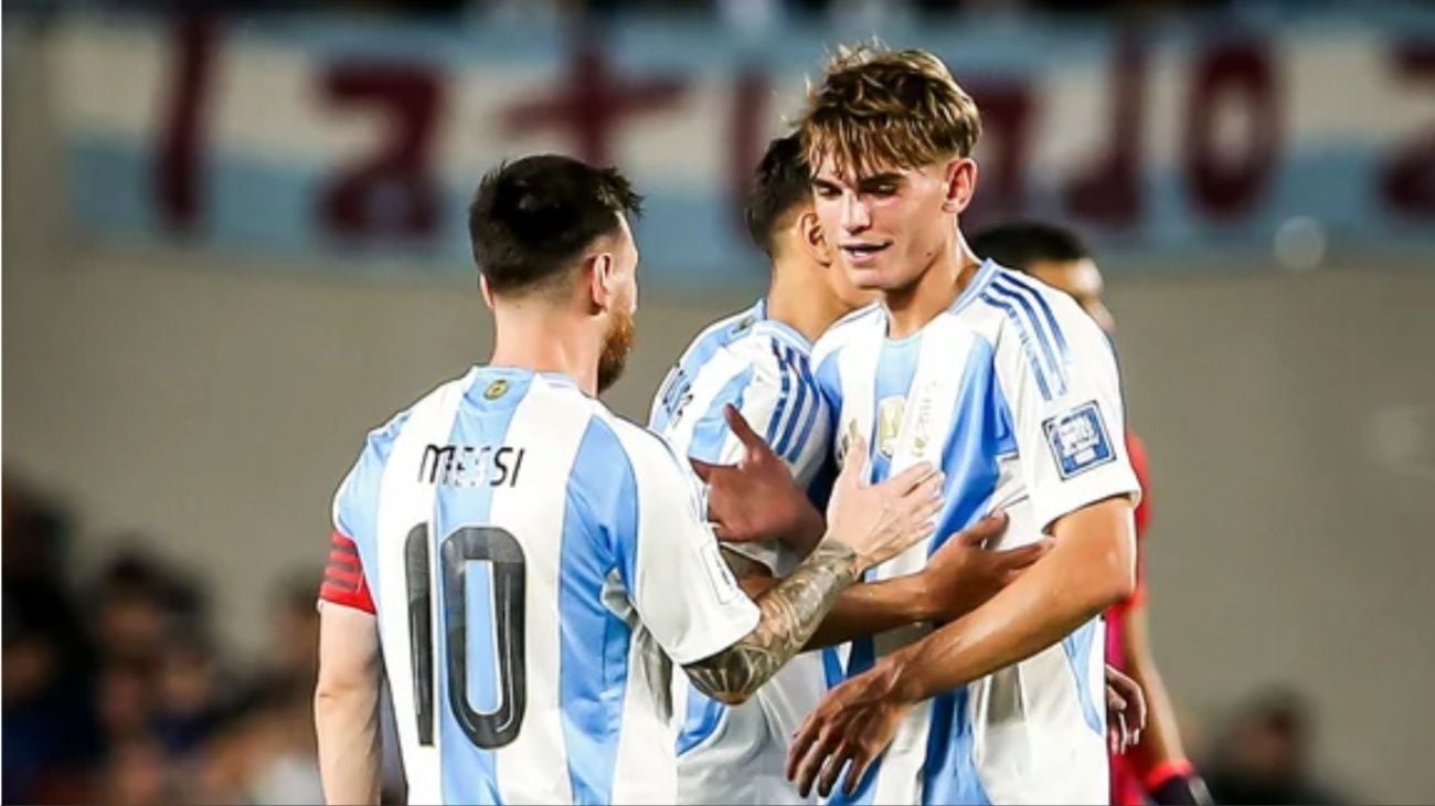 Nico Paz junto a Messi hace dos semanas en el debut del joven hispano-argentino con la albiceleste ante Bolivia.