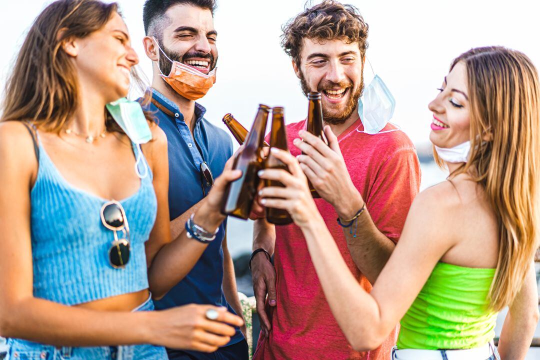 Amigos en una terraza durante la pandemia de Covid 19