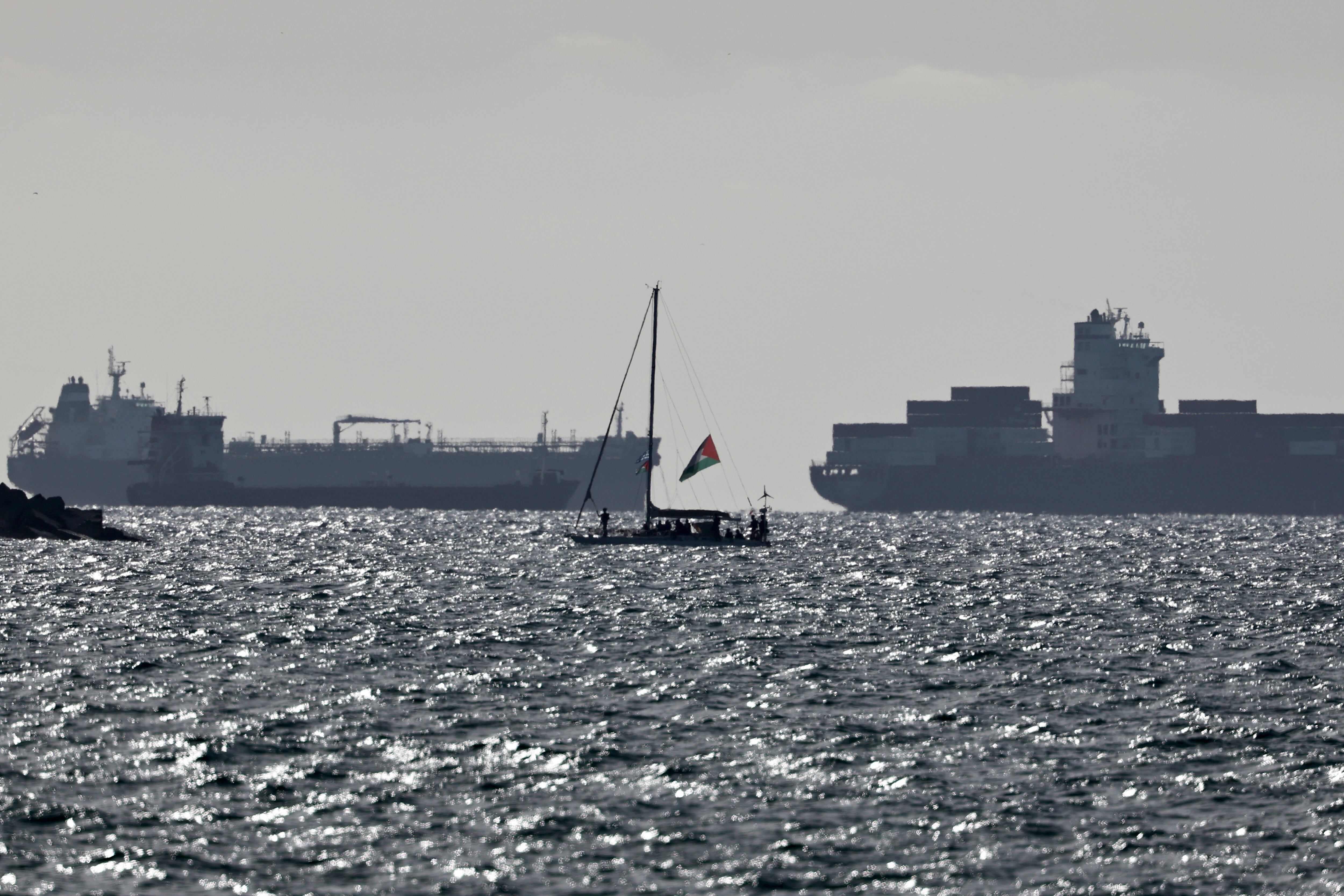 Uno de los barcos de Global Sumud Flotilla a su llegada al puerto de Ashdod, Israel