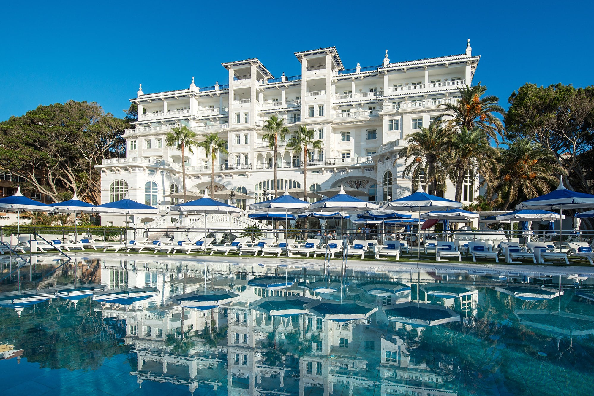 El hotel Gran Miramar visto desde la piscina