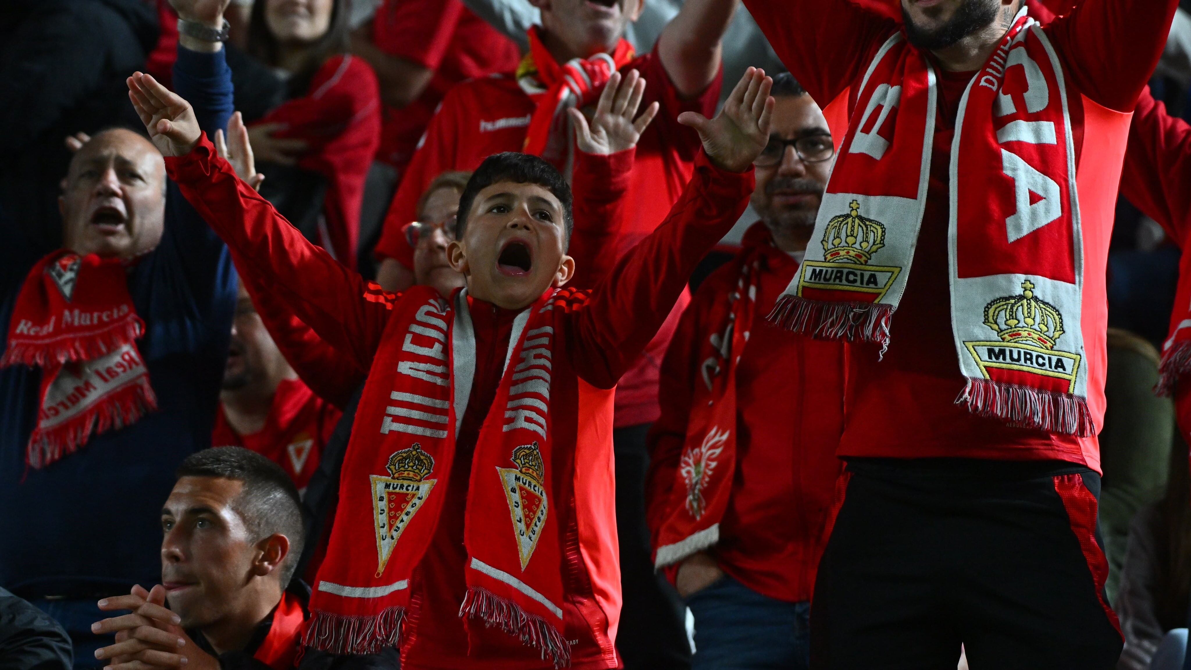 La afición del Real Murcia anima a su equipo contra el Ceuta.