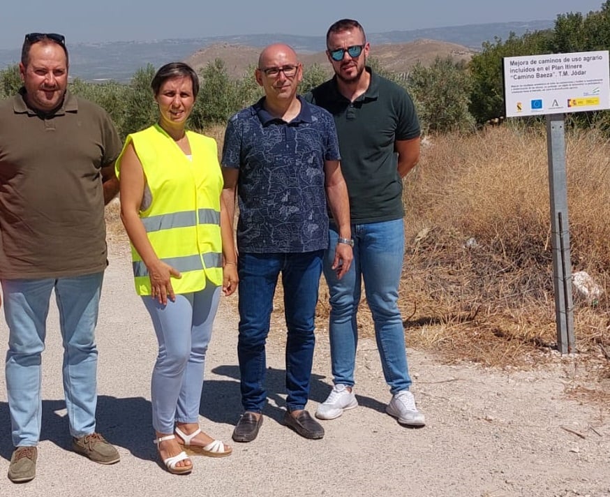 Delegada, Soledad Aranda, segunda por la izquierda, acompañada por concejales del Ayuntamiento de Jódar, ante la señal indicadora de las obras de actuación