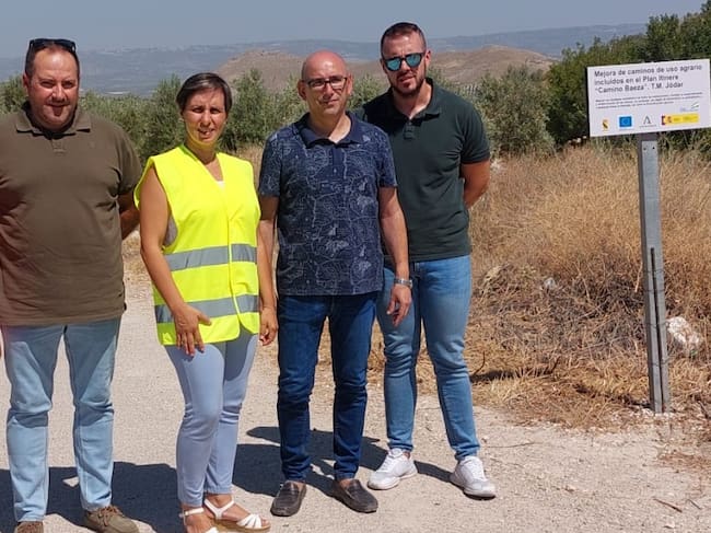 Delegada, Soledad Aranda, segunda por la izquierda, acompañada por concejales del Ayuntamiento de Jódar, ante la señal indicadora de las obras de actuación