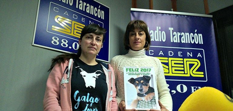 Carolina Rey (izquierda) y Mari Carmen Moreno (derecha) con el calendario solidario de &#039;Hogar de Paz&#039;