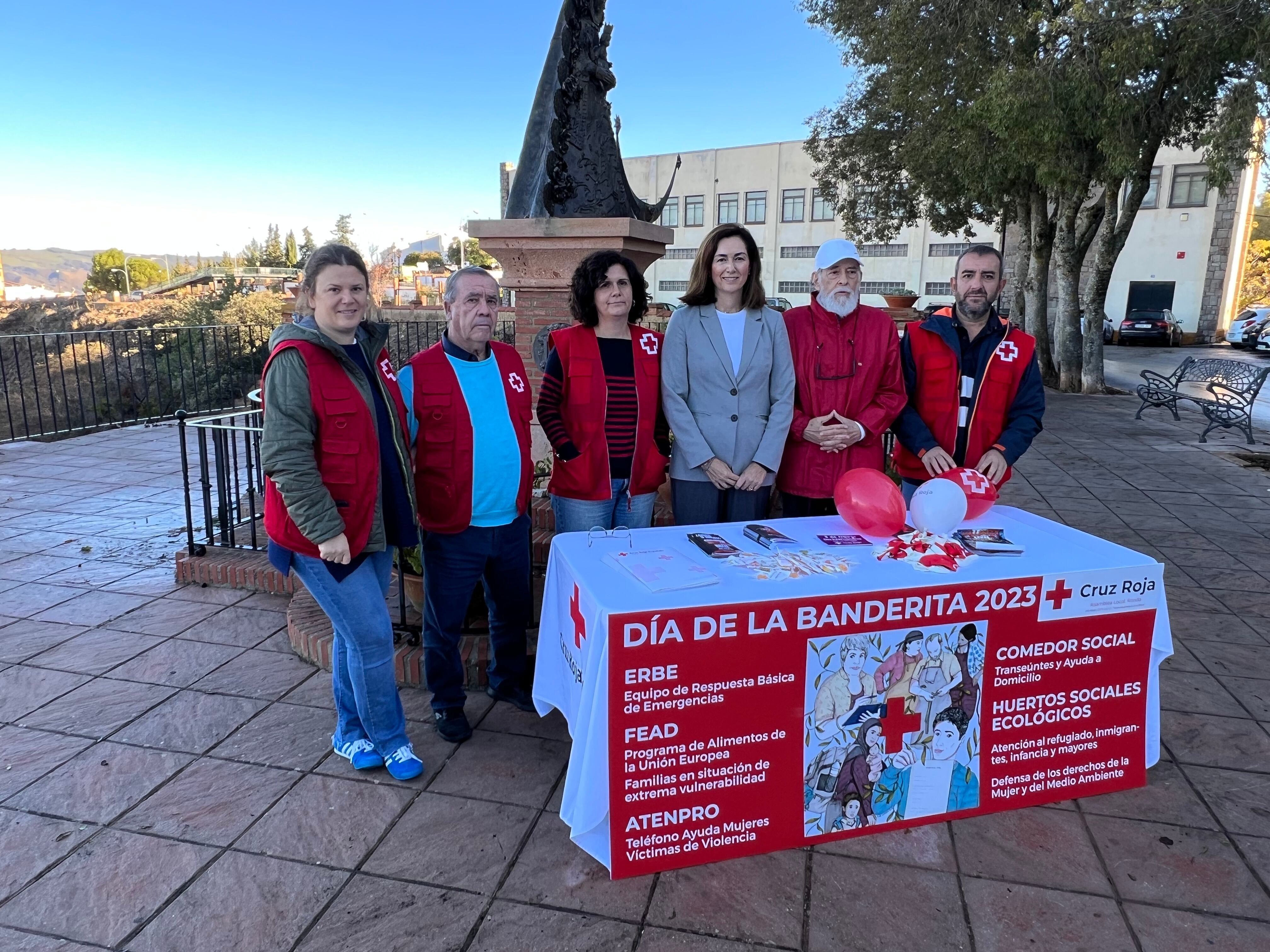 Varios componentes de Cruz Roja Ronda en una de sus mesas informativas este martes