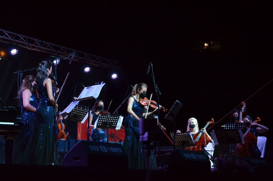 La agrupación, formada exclusivamente por mujeres, sorprendió con un concierto que rindió homenaje al compositor Astor Piazzolla