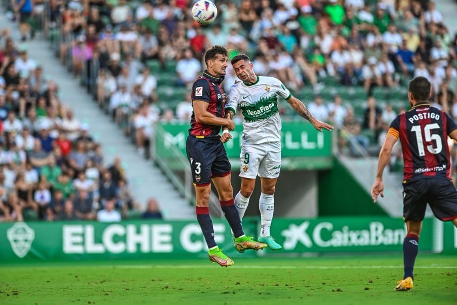 Álex Muñoz y Sergio León saltan para disputar un balón de cabeza