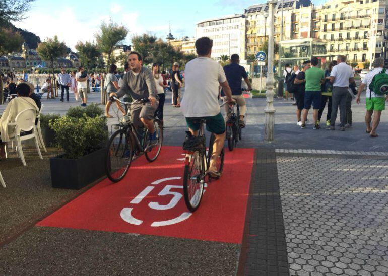 Varias bicis circulan por al bidegorri de La Concha en una imagen de archivo.