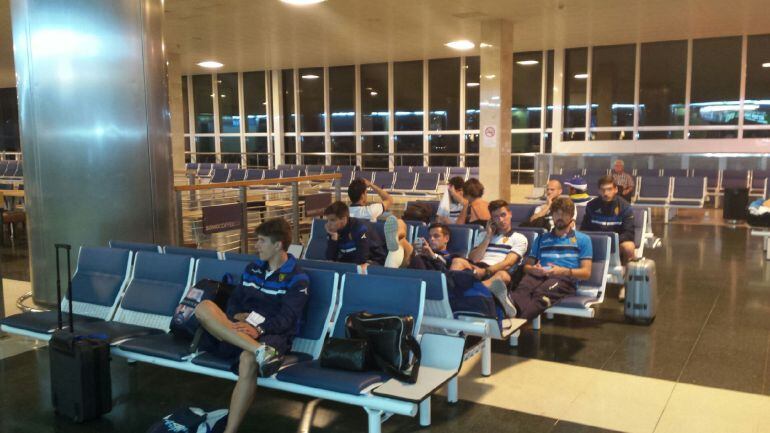 Los futbolistas del Real Zaragoza decepcionados en el regreso de Las Palmas.