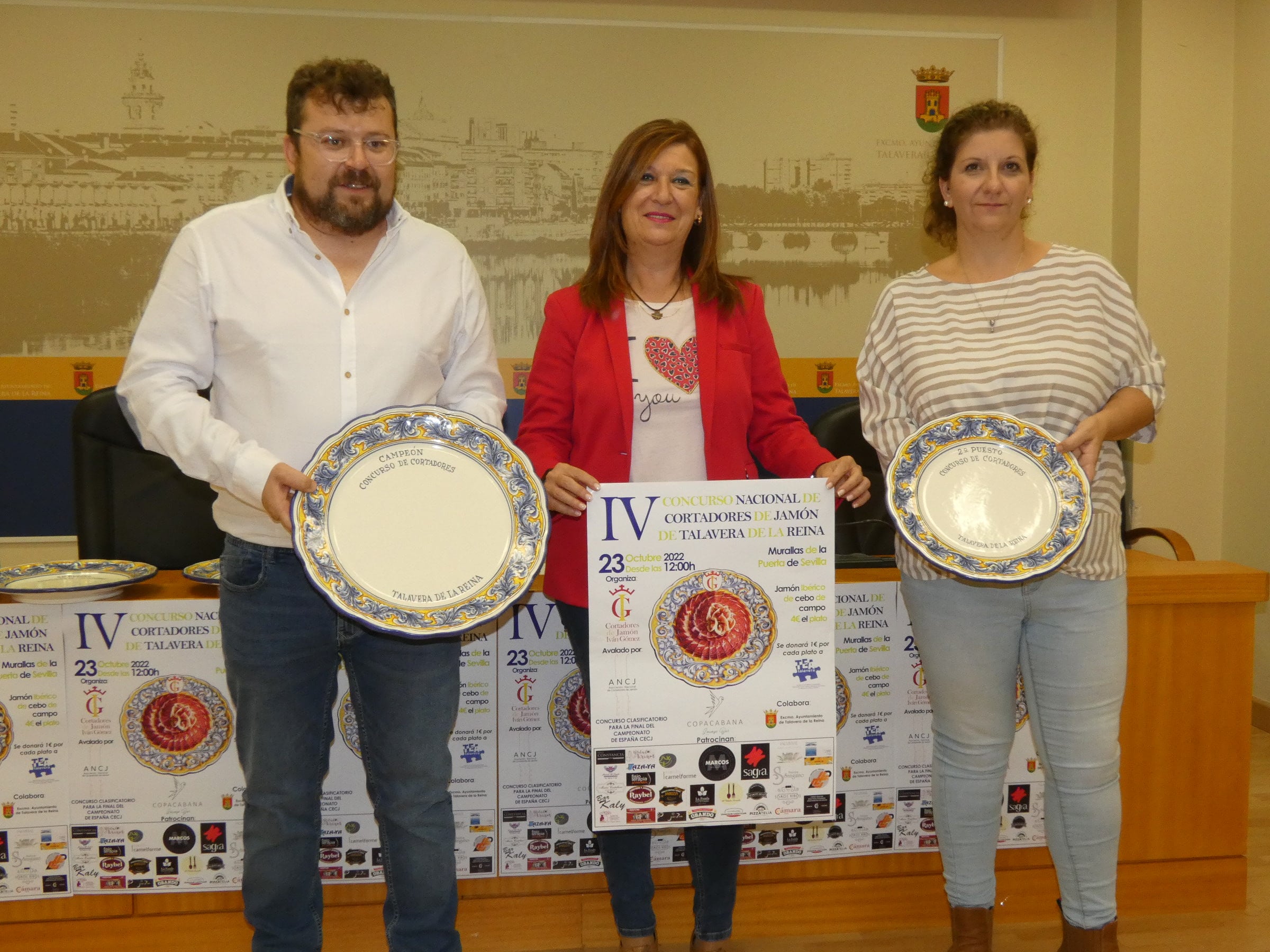 María Jesús Pérez junto a representantes de la organización