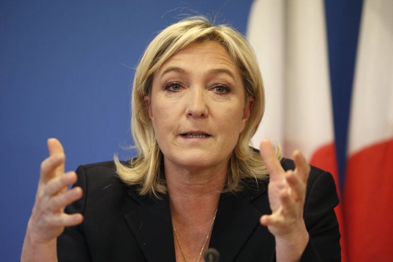 France&#039;s National Front political party head Marine Le Pen gestures as she speaks during a news conference at the party headquarters in Nanterre near Paris February 6, 2015.  REUTERS/Charles Platiau  (FRANCE - Tags: POLITICS)