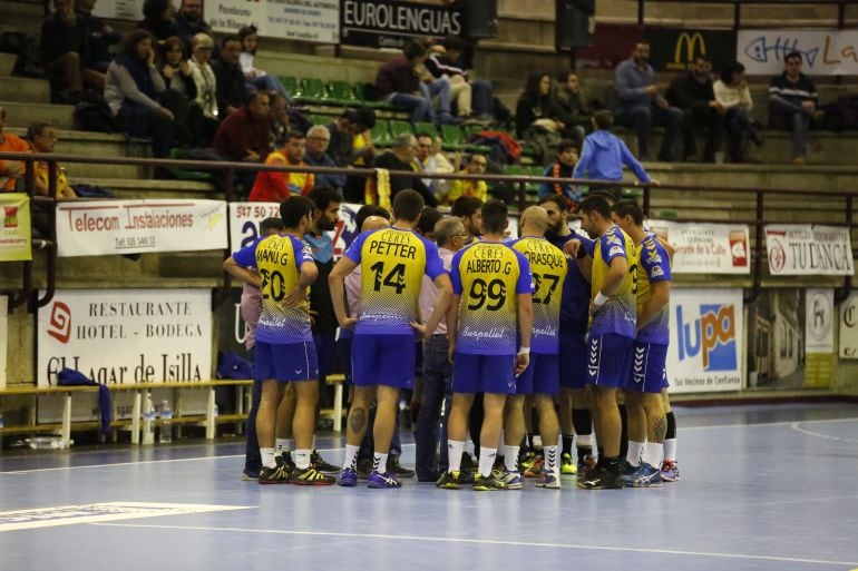 La plantilla amarilla junta durante un partido de la pasada temporada.