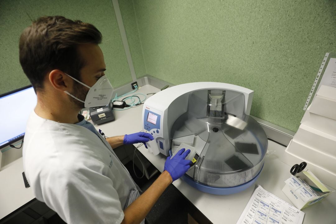 Personal trabaja con muestras de pruebas PCR en un laboratorio. 