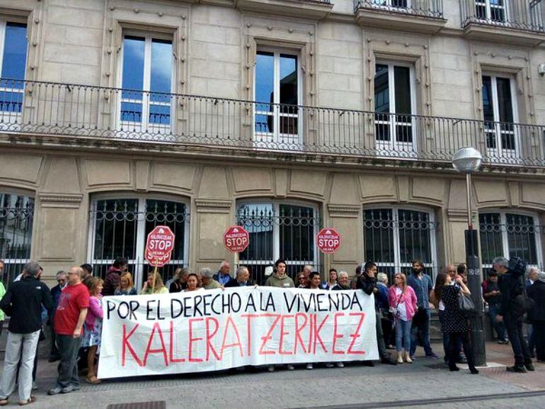 Una concentración de Stop Desahucios frente al Parlamento vasco