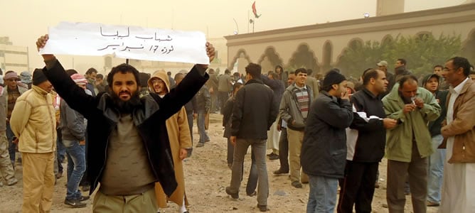 Un grupo de manifestantes durante una concentración contra Gadafi, en la ciudad porturaria de Tobruk, al noroeste de Libia