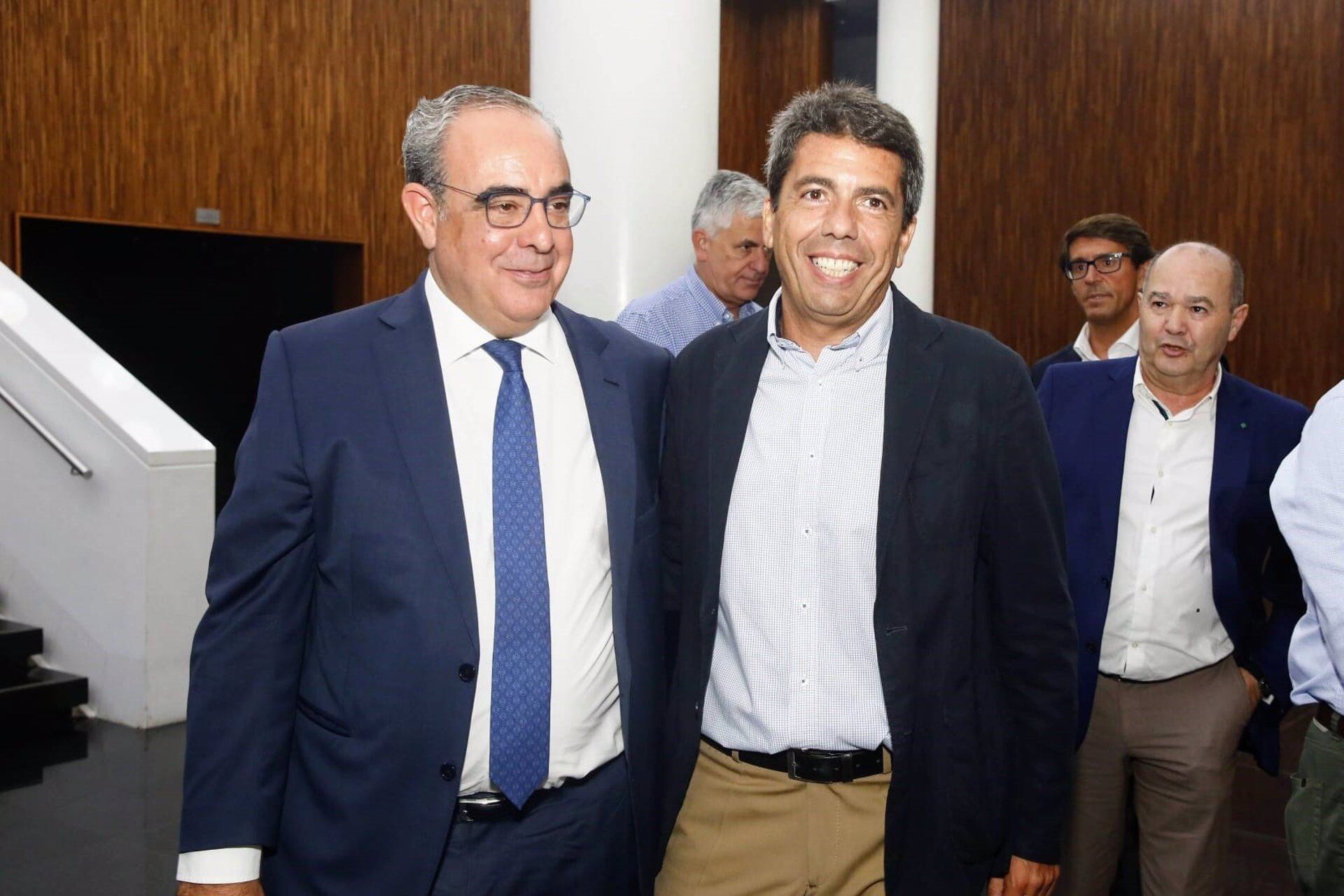 11/07/2023 Imagen del presidente del Instituto de Estudios Económicos de la Provincia de Alicante (Ineca), Ignacio Amirola, y el futuro president de la Generalitat, Carlos Mazón.ECONOMIA 
JOAQUÍN P. REINA / EUROPA PRESS