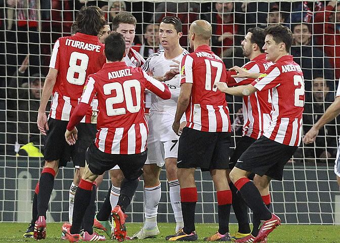 Cristiano Ronaldo, rodeado de jugadores del Athletic