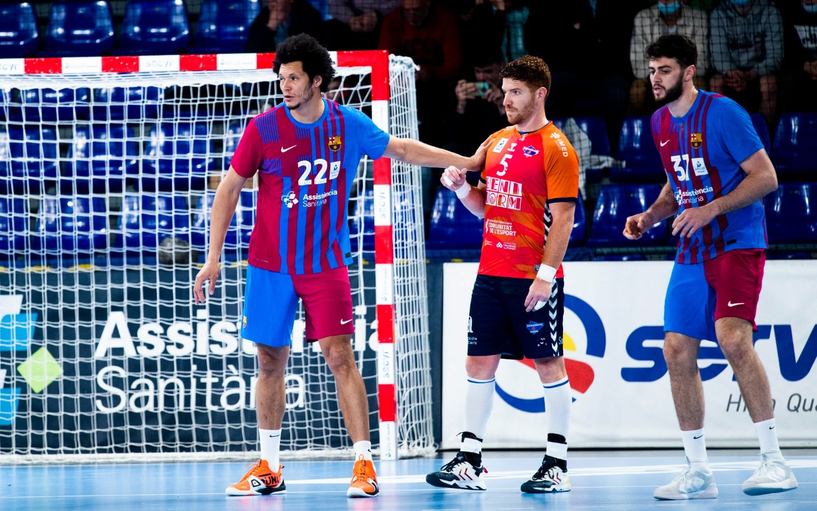 El BM Benidorm durante un partido ante el Barça de balonmano