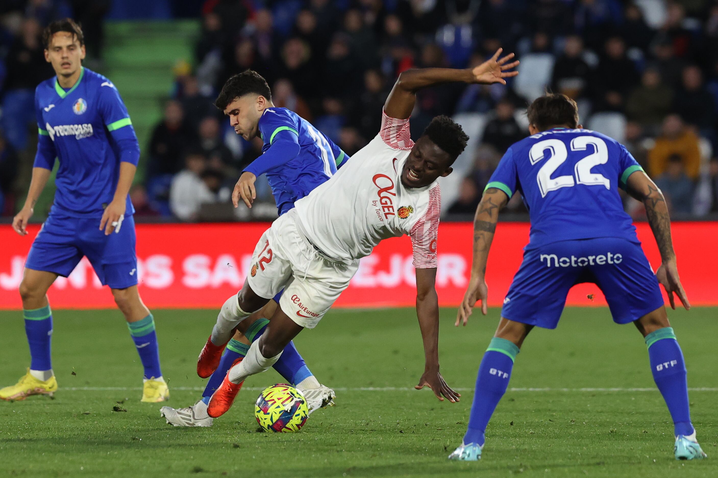 GETAFE (MADRID), 30/12/2022.- El centroampista ghanés del Mallorca Iddrisu Baba (2d) controla el balón rodeado de jugadores del Getafe durante el partido de LaLiga que se disputa este viernes en el Coliseo Alfonso Pérez. EFE/ Kiko Huesca
