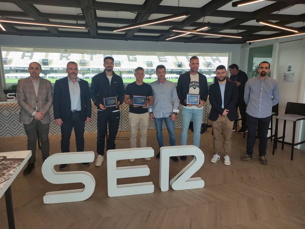 Radio Cartagena entrega sus premios a los futbolistas del Efesé más destacados esta temporada