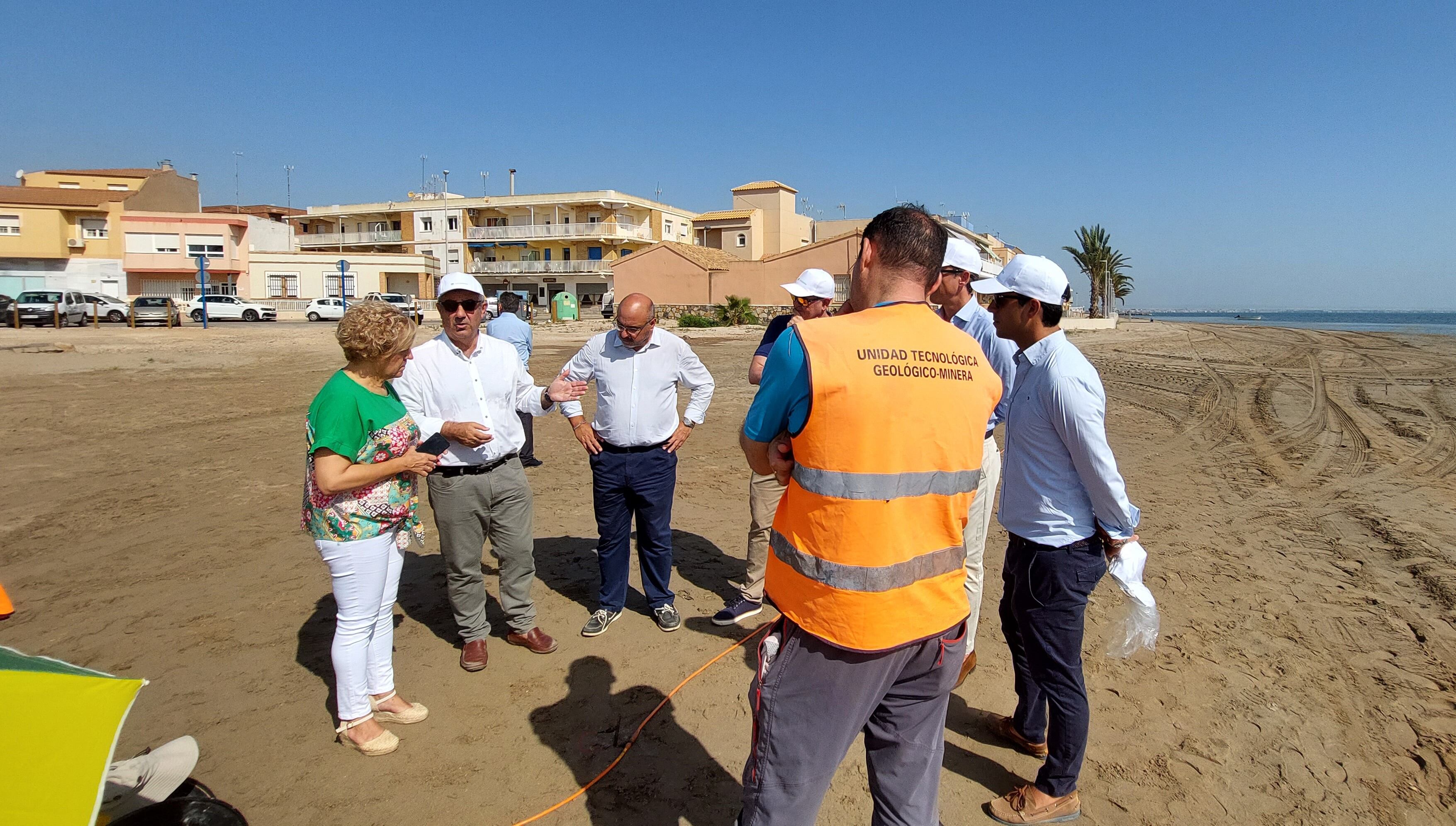 El consejero en funciones de Medio Ambiente, Mar Menor, Universidades e Investigación, Juan María Vázquez, se reunió en la playa de Los Urrutias con los responsables de la empresa adjudicataria de la colocación de piezómetros.