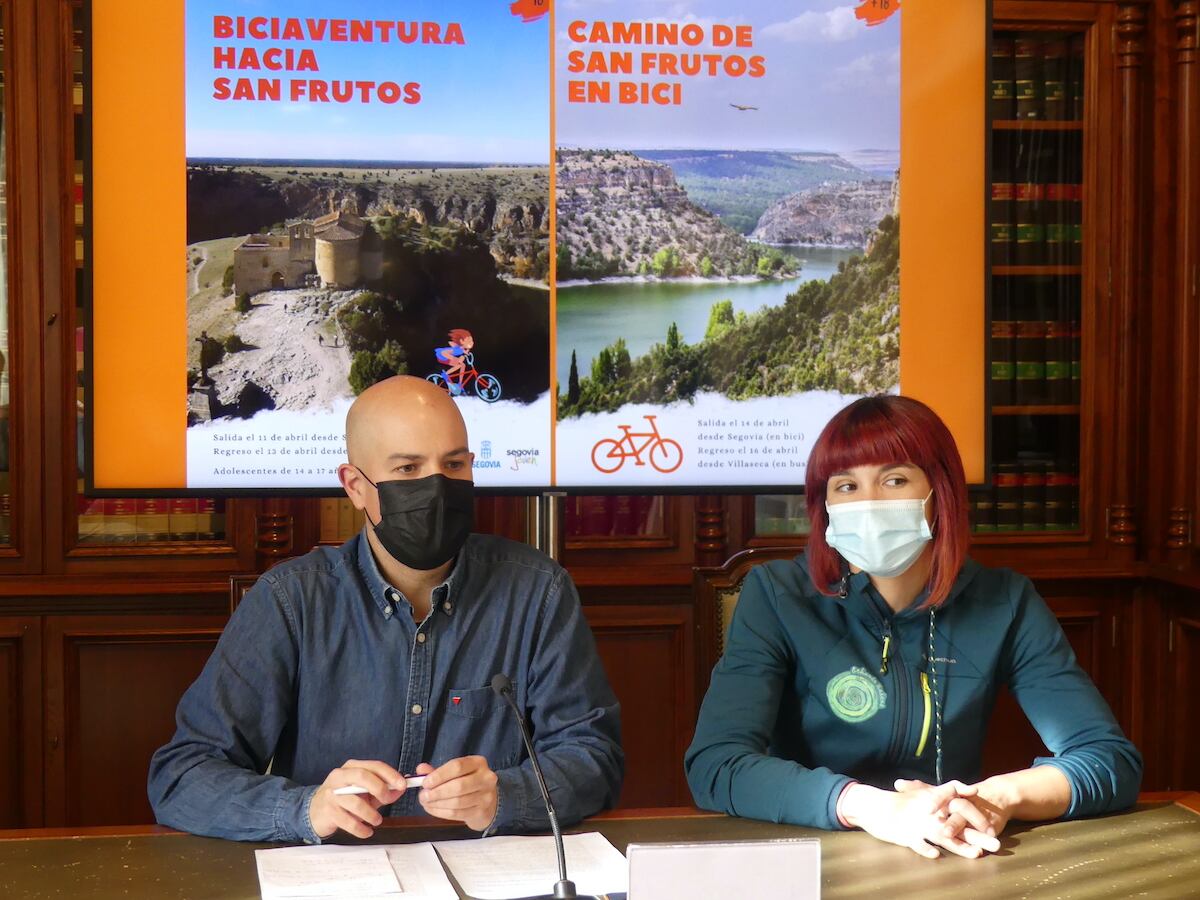 El concejal de Juventud, Ángel Galindo, con Lorena Fernández de la empresa Echando Raíces
