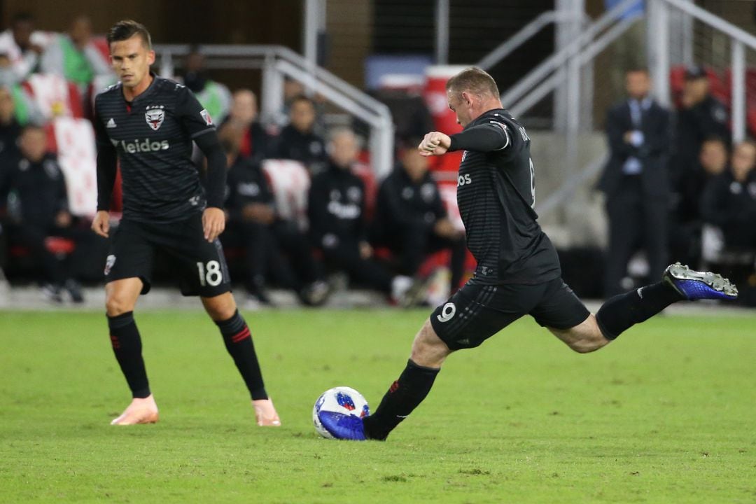 Wayne Rooney tira la falta que dio la victoria al D.C United. 