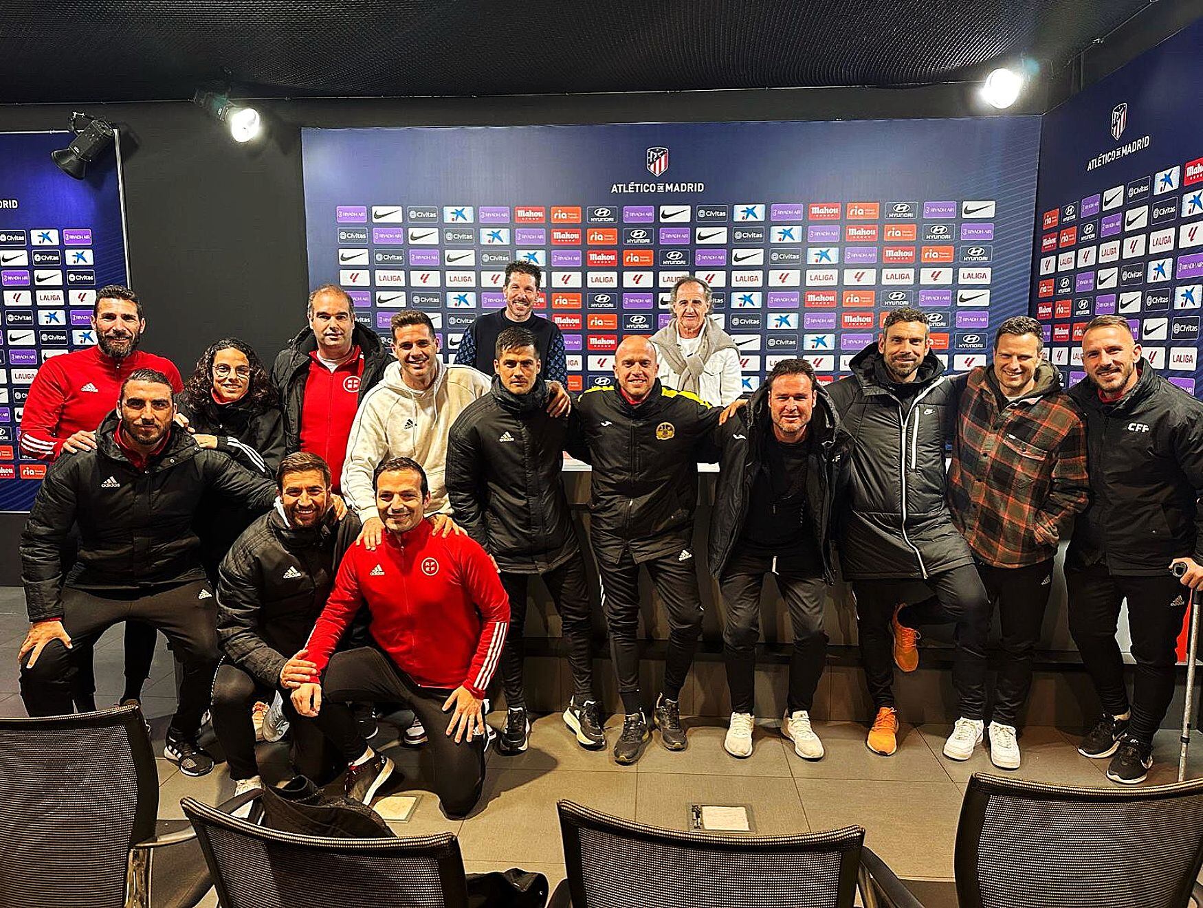 Chico Flores rodeado de los entrenadores del mañana.