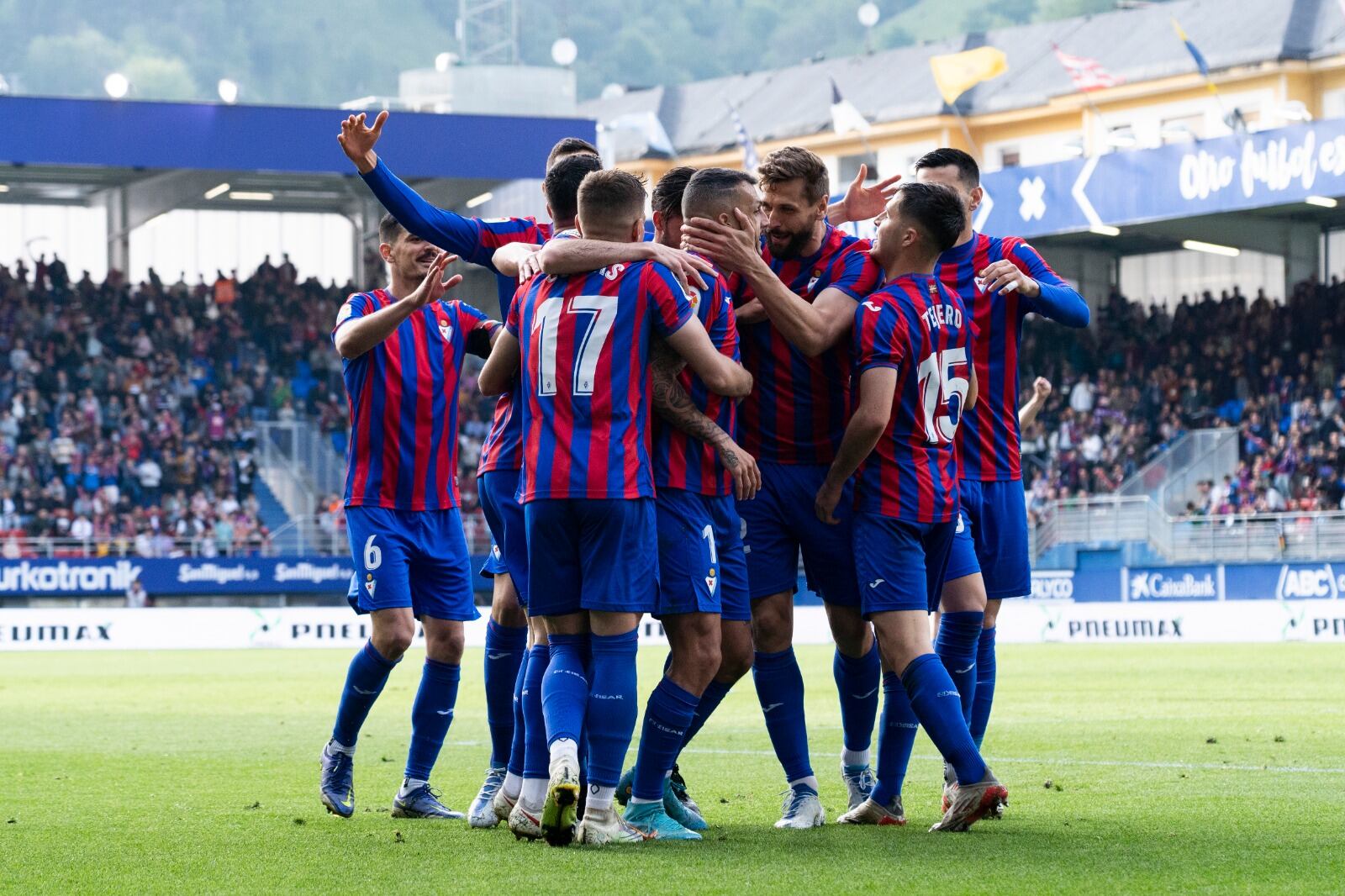 Los jugadores del Eibar celebran uno de los goles frente al Zaragoza en Ipurua