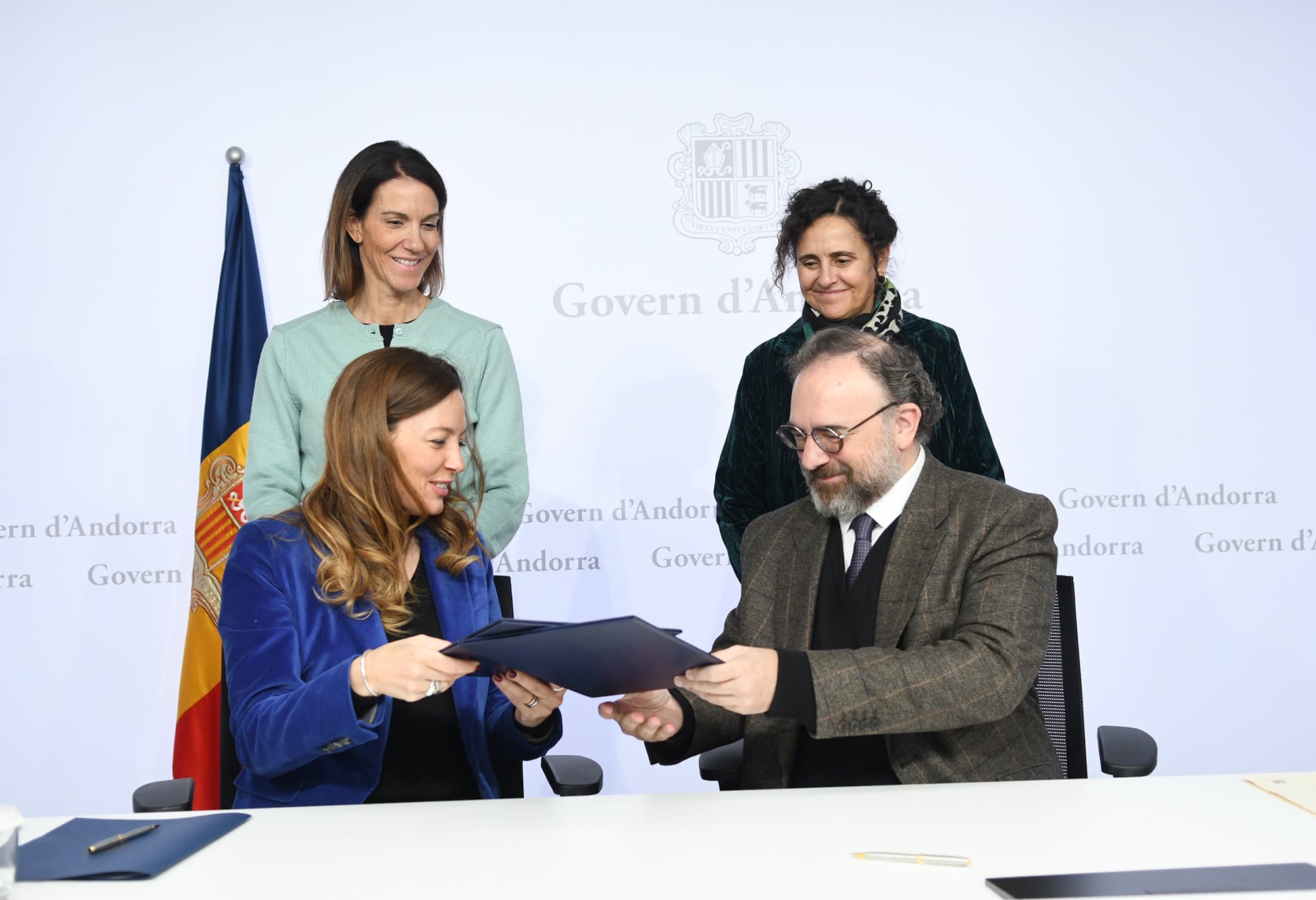 La ministra de Salut, Helena Mas, i el rector de la Universitat d&#039;Andorra, Juli Minoves, després de signar el conveni entre les dues institucions