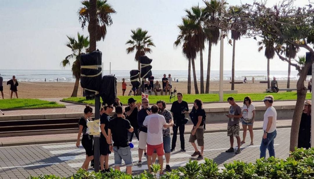 Javier Fesser y su equipo en una de las escenas rodadas en la playa de Gandia 