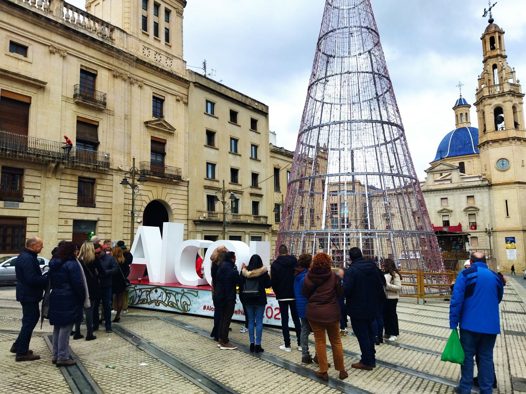 Alcoyanos y alcoyanas se han reunido en la Bandeja de la plaza de España para las precampanadas de este 31 de diciembre.