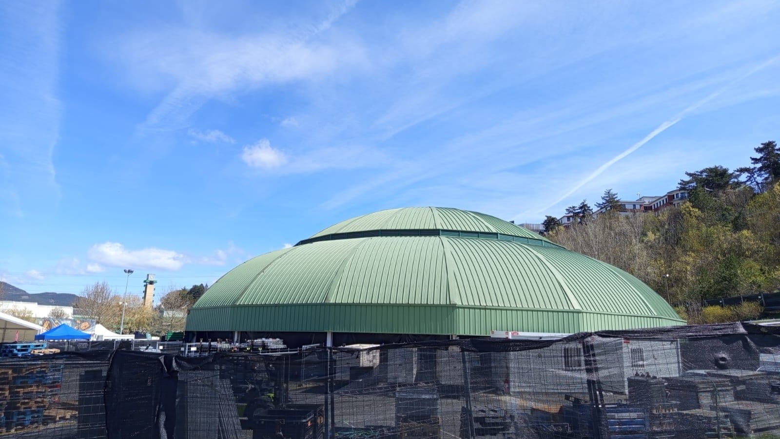 Recinto de la Carpa Universitaria, en la CD Amaya, desde el exterior