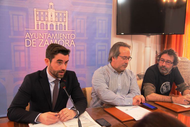 Antidio Fagúndez, el alcalde Francisco Guarido y Miguel Ángel Viñas durante la rueda de prensa